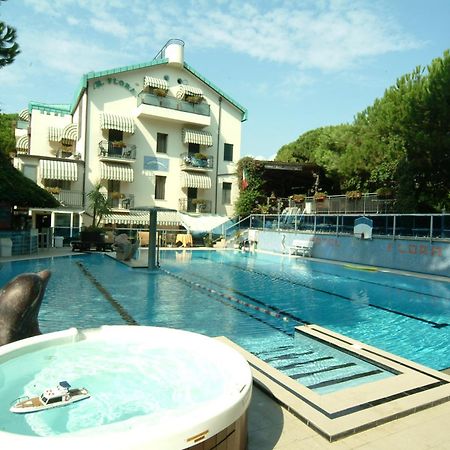 Hotel Flora Milano Marittima Exterior photo