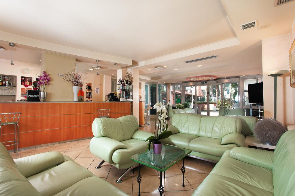 Hotel Flora Milano Marittima Exterior photo