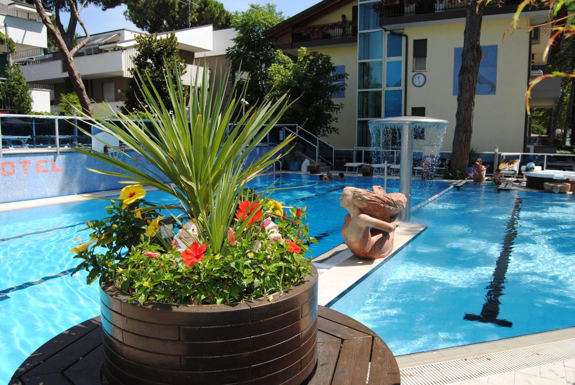 Hotel Flora Milano Marittima Exterior photo