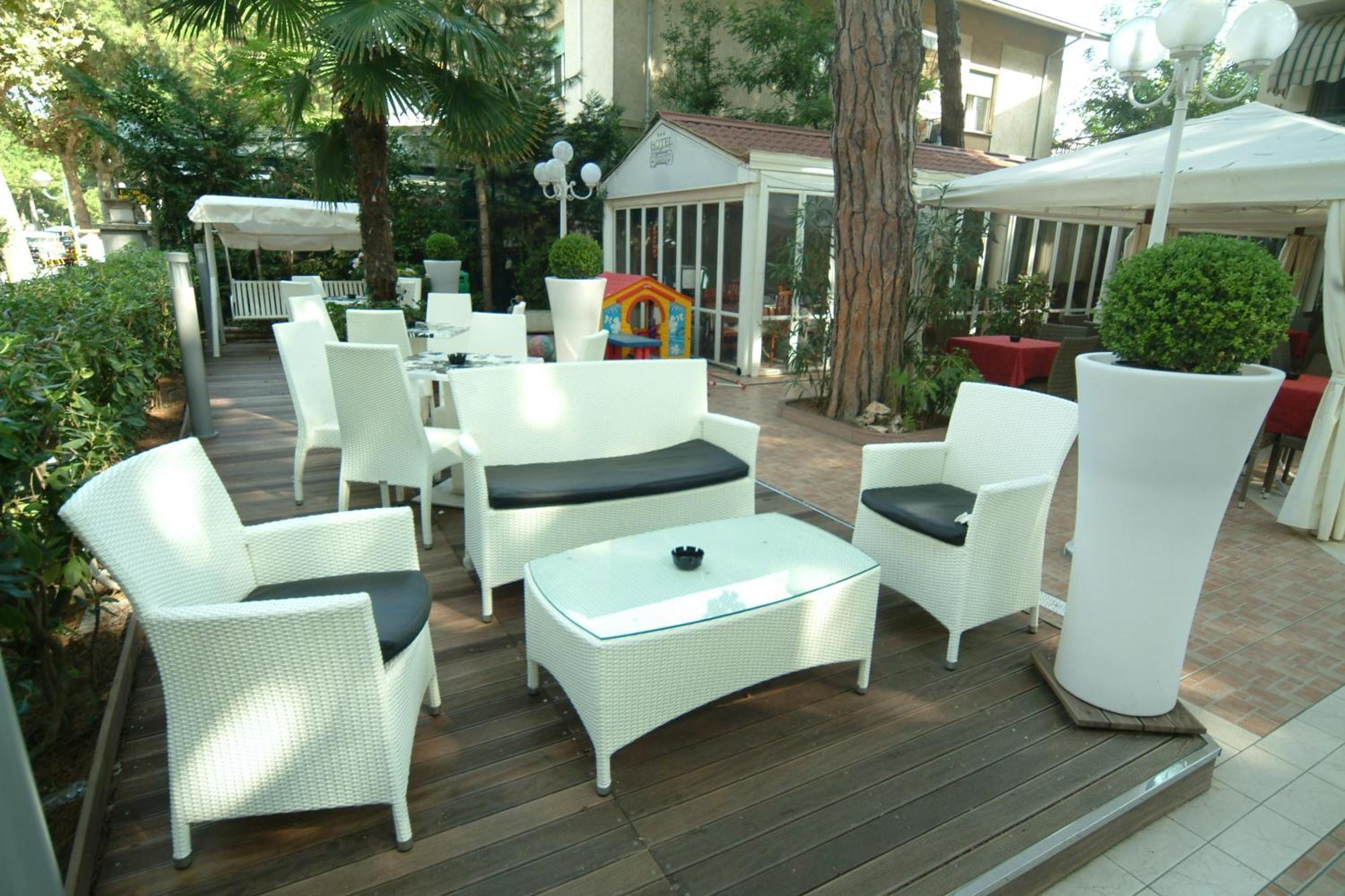 Hotel Flora Milano Marittima Exterior photo